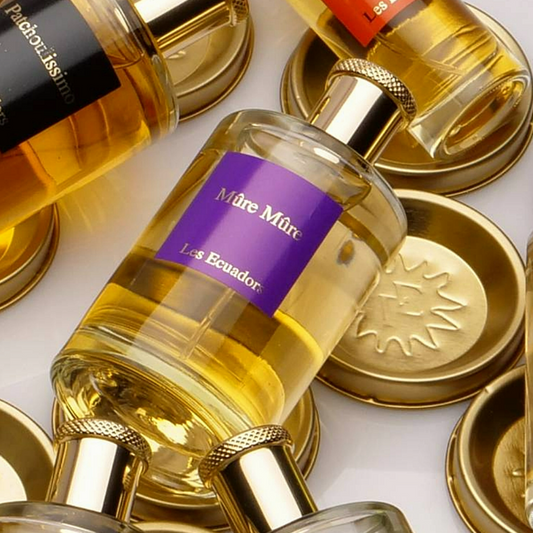 diverse liggende flessen op ronde metalen schijven met een zon motief de middelste fles heeft een vierkant purper label met de tekst mure mure les ecuadors