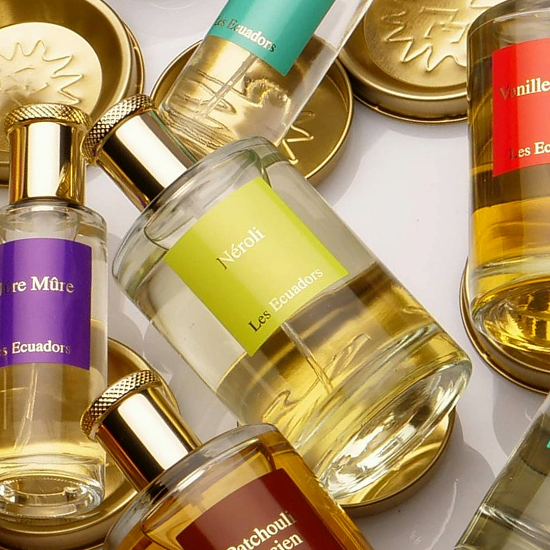 Les Ecuadors parfum collectie met Néroli, Vanille en Ambre flessen in luxe setting met gouden accenten
