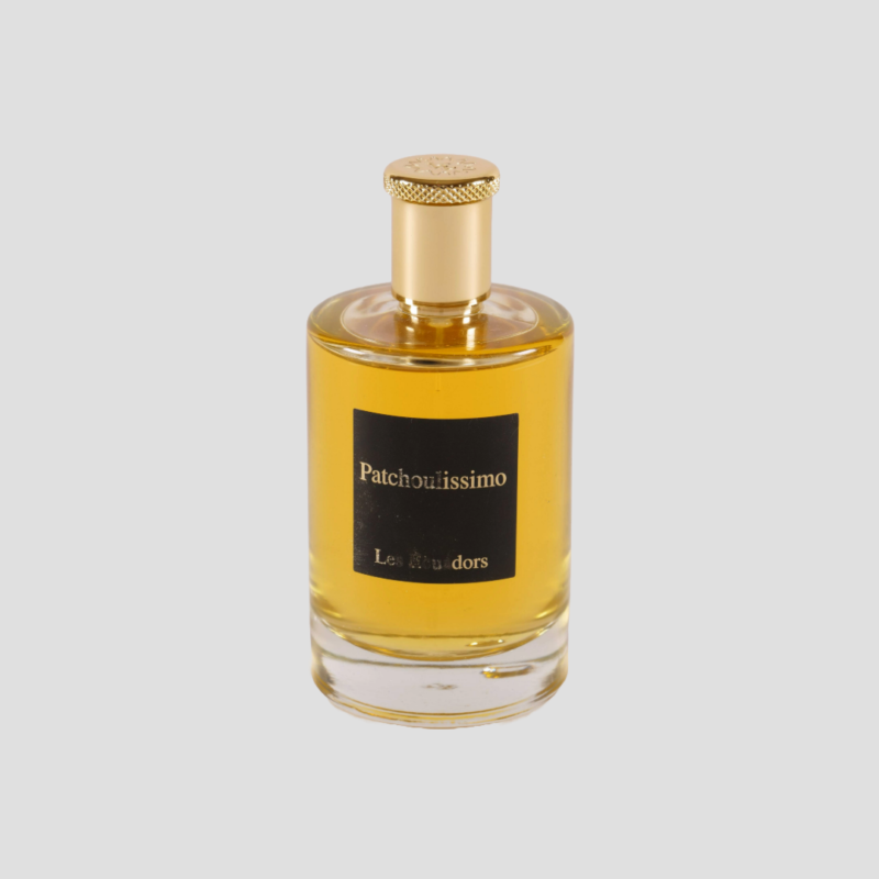 perfumfles met een witte achtergreond en een vierkant zwart label en gouden tekst Patchoulissimo Les Ecuadors