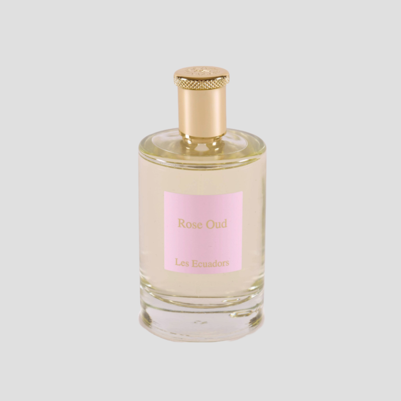 parfumfles witte achtergrond en gouden dop de fles heeft een roze label met de tekst Rose oud Les ecuadors