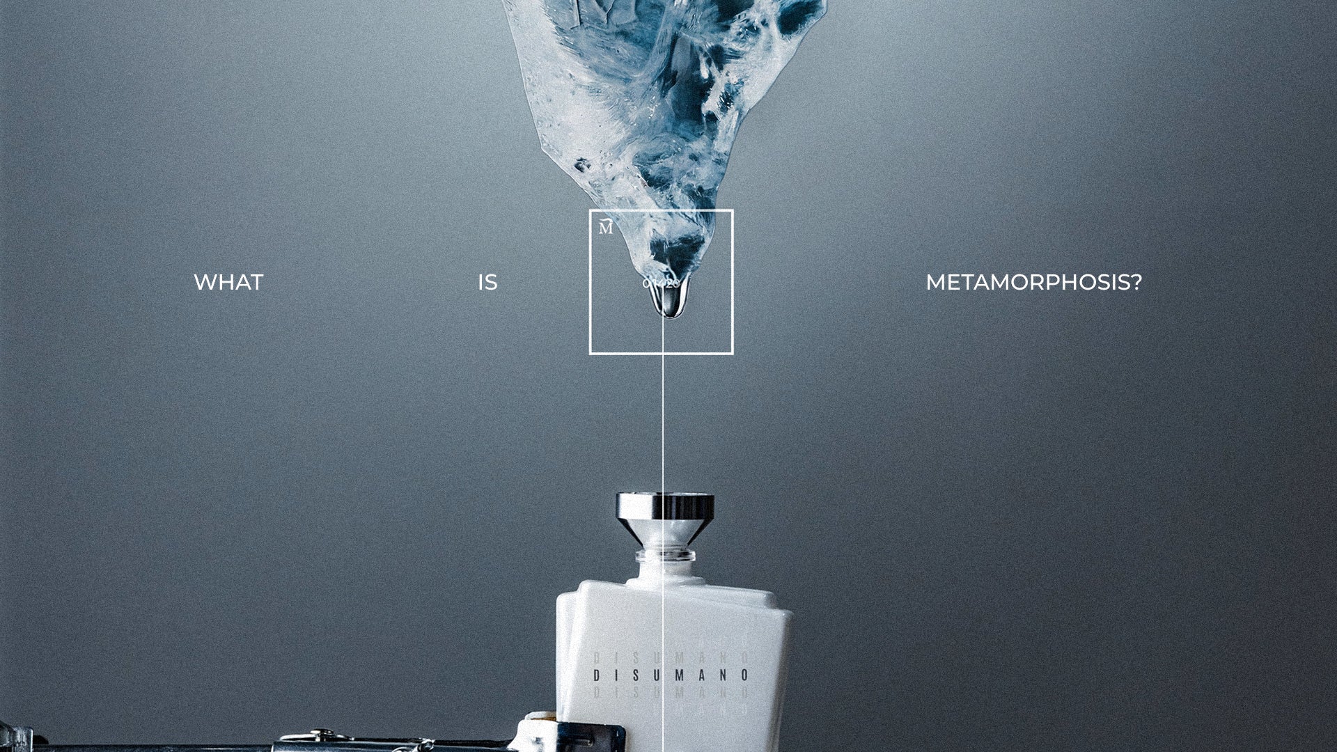 GRIJE ACHTERGROND MET ONDERAAN EEN FLES MORPH PARFUM WAAR DRUPPES VAN EN BLOK IJS INVALLEN OM HET ICE KARAKTER VAN DE COLLECTIE WEER TE GEVEN