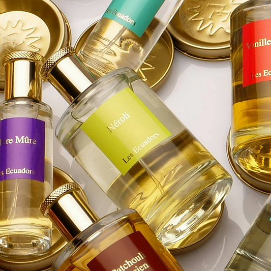 Les Ecuadors parfum collectie met Néroli, Vanille en Ambre flessen in luxe setting met gouden accenten