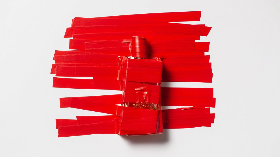 Morph parfumfles met rode tape needs love
